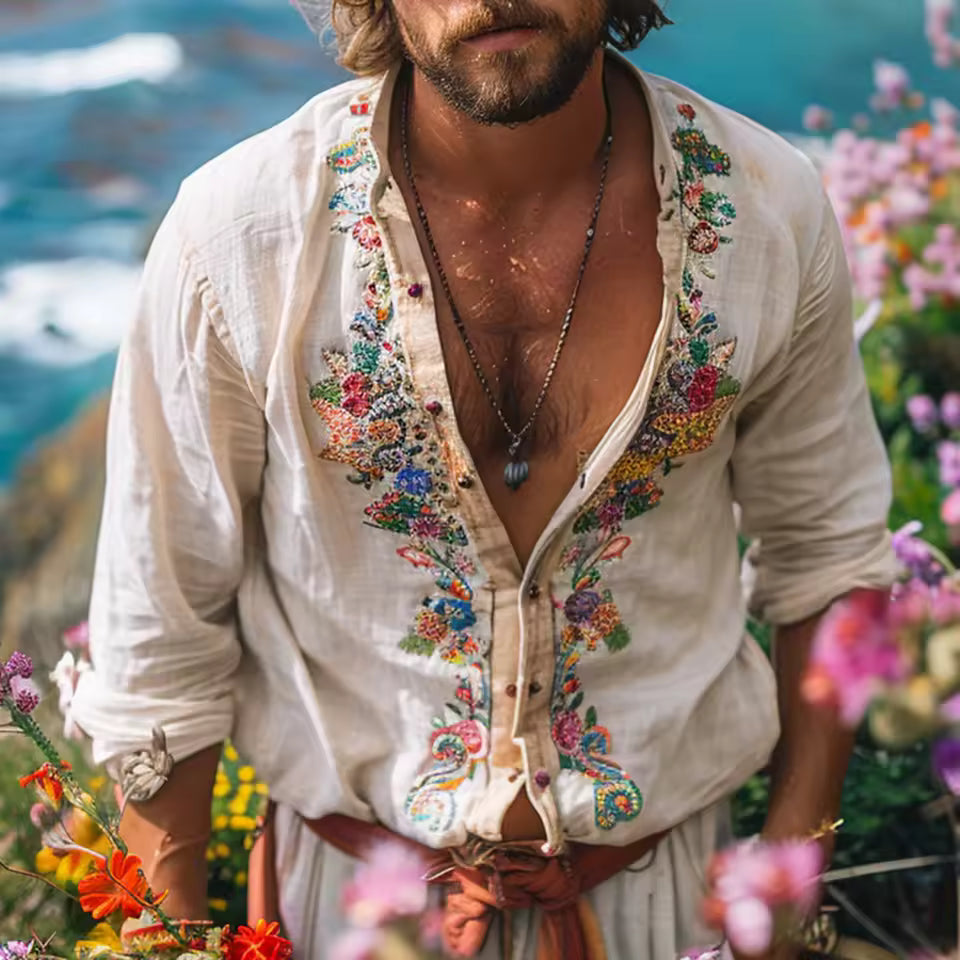 Découvrez la Chemise Broderie Fine, chemise légère en coton avec broderies colorées faites à la main. Essentiel bohème pour vos escapades d'été, style artisanal unique. Livraison rapide.