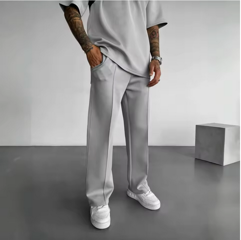 écouvrez l'Ensemble Back Together, set deux pièces ample pour un confort exceptionnel. Style décontracté authentique, versatile du casual au semi-habillé. Disponible en blanc, gris clair, beige, bleu ciel et gris. Livraison rapide.