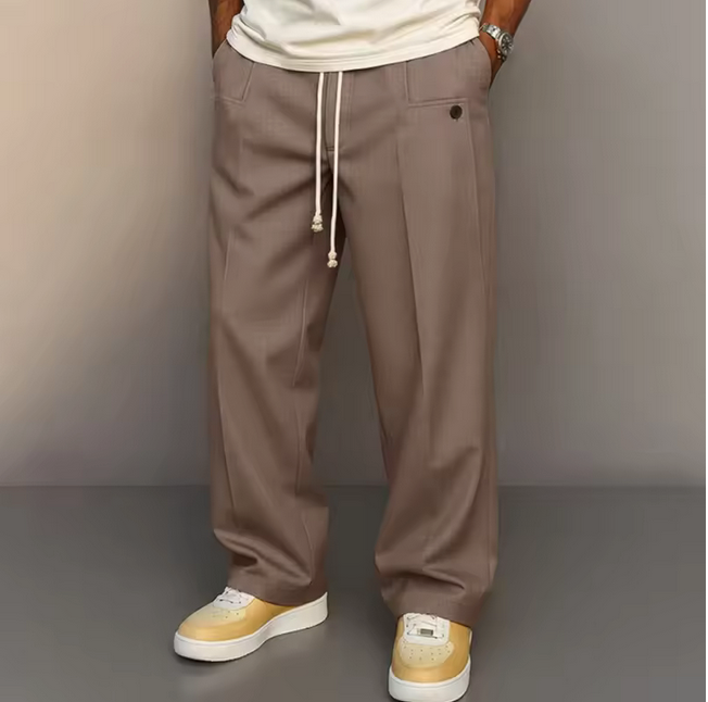 Découvrez le Pantalon Flushy, pantalon ample et confortable pour toutes occasions. Style intemporel, matière de qualité supérieure. Disponible en gris, marron, noir, bleu, bronze et gris clair. Livraison rapide.