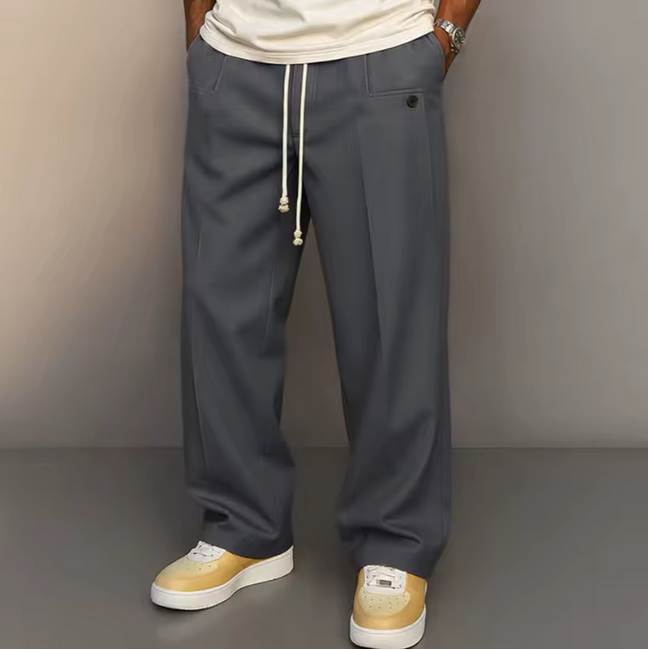 Découvrez le Pantalon Flushy, pantalon ample et confortable pour toutes occasions. Style intemporel, matière de qualité supérieure. Disponible en gris, marron, noir, bleu, bronze et gris clair. Livraison rapide.