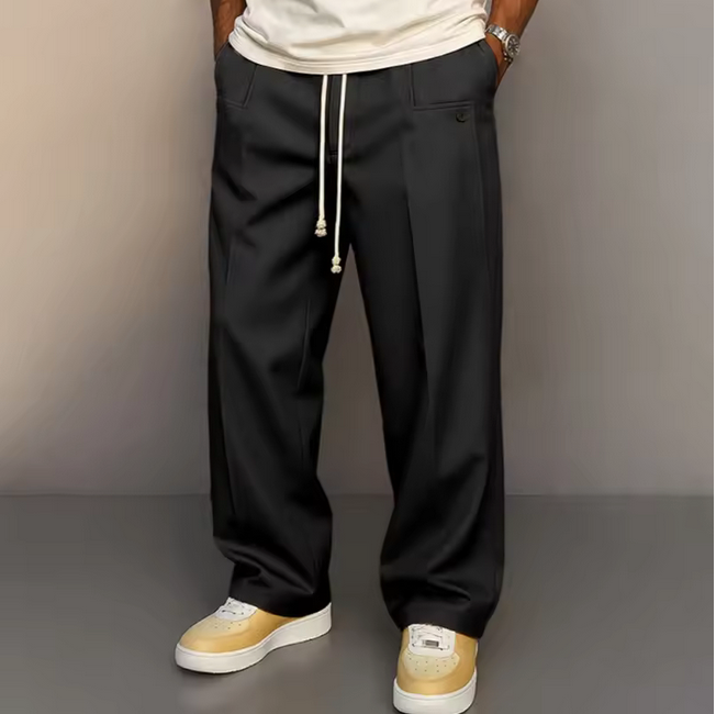 Découvrez le Pantalon Flushy, pantalon ample et confortable pour toutes occasions. Style intemporel, matière de qualité supérieure. Disponible en gris, marron, noir, bleu, bronze et gris clair. Livraison rapide.