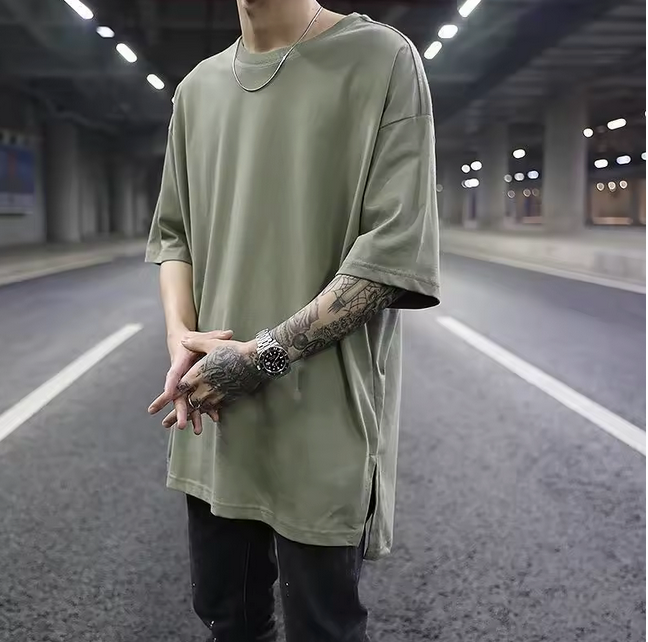 Découvrez le T-shirt Longer, t-shirt long oversize au style urbain moderne. Coupe allongée confortable, look streetwear affirmé. Disponible en noir, blanc, gris et beige. Livraison rapide.