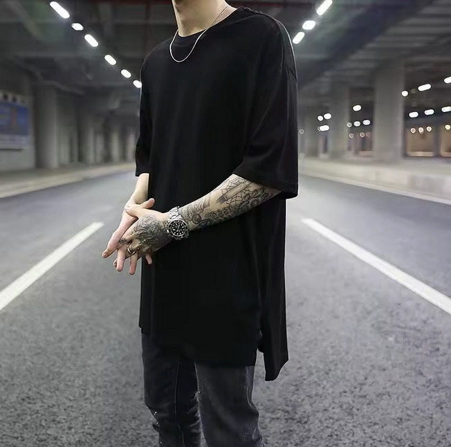 Découvrez le T-shirt Longer, t-shirt long oversize au style urbain moderne. Coupe allongée confortable, look streetwear affirmé. Disponible en noir, blanc, gris et beige. Livraison rapide.
